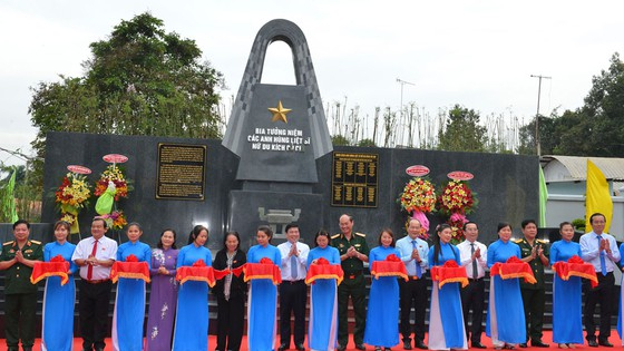 Chủ tịch UBND TPHCM Nguyễn Thành Phong; Chủ tịch HĐND TPHCM Nguyễn Thị Lệ cùng các đồng chí lãnh đạo cắt băng khánh thành Bia tưởng niệm các anh hùng nữ du kích Củ Chi.