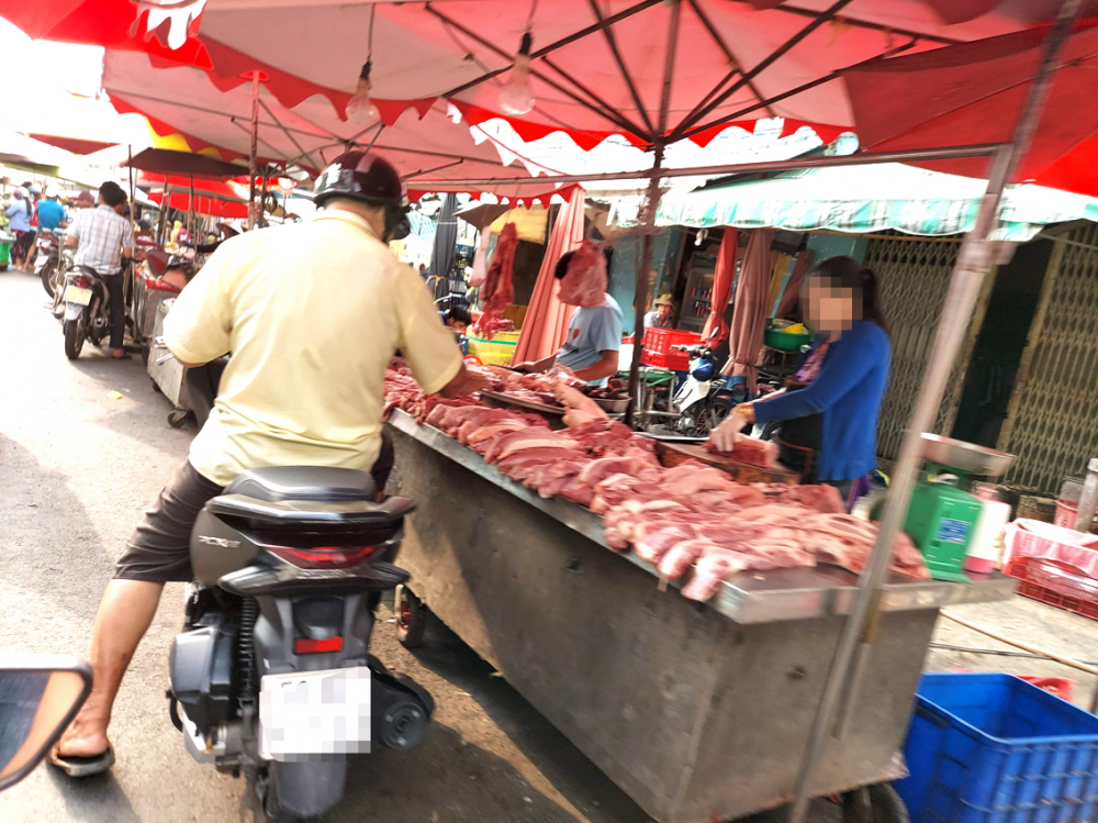 Quầy thịt heo tươi sống được bán ở chợ là một hình ảnh quen thuộc mà chúng ta bắt gặp hàng ngày