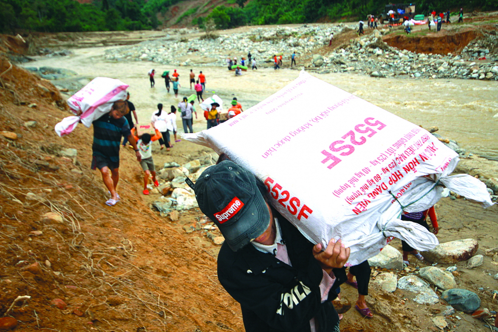 Người dân xã Phước Thành, H.Phước Sơn, tỉnh Quảng Nam cắt rừng, leo dốc gùi lương thực về làng