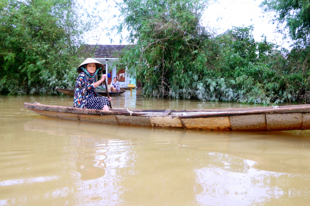 Những người phụ nữ ở thôn Phú Kinh, xã Hải Phong, H.Hải Lăng,  tỉnh Quảng Trị sống chung với lũ - Ảnh: Thuận Hóa