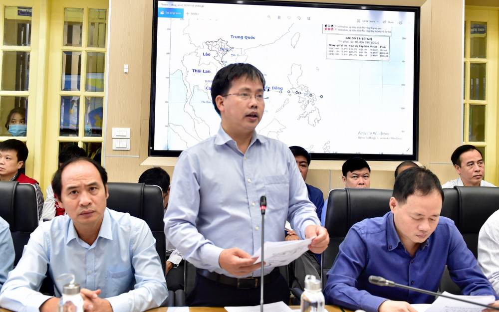 Giám đốc Trung tâm Dự báo khí tượng thủy văn quốc gia Mai Văn Khiêm báo cáo tại cuộc họp