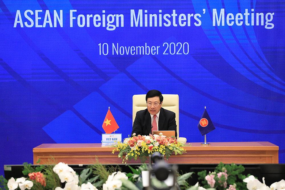 Phó Thủ tướng, Bộ trưởng Bộ Ngoại giao Phạm Bình Minh chủ trì Hội nghị.