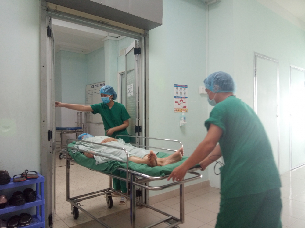 Cô Nguyễn Thị Phúc được đưa vào phòng phẫu thuật chân.