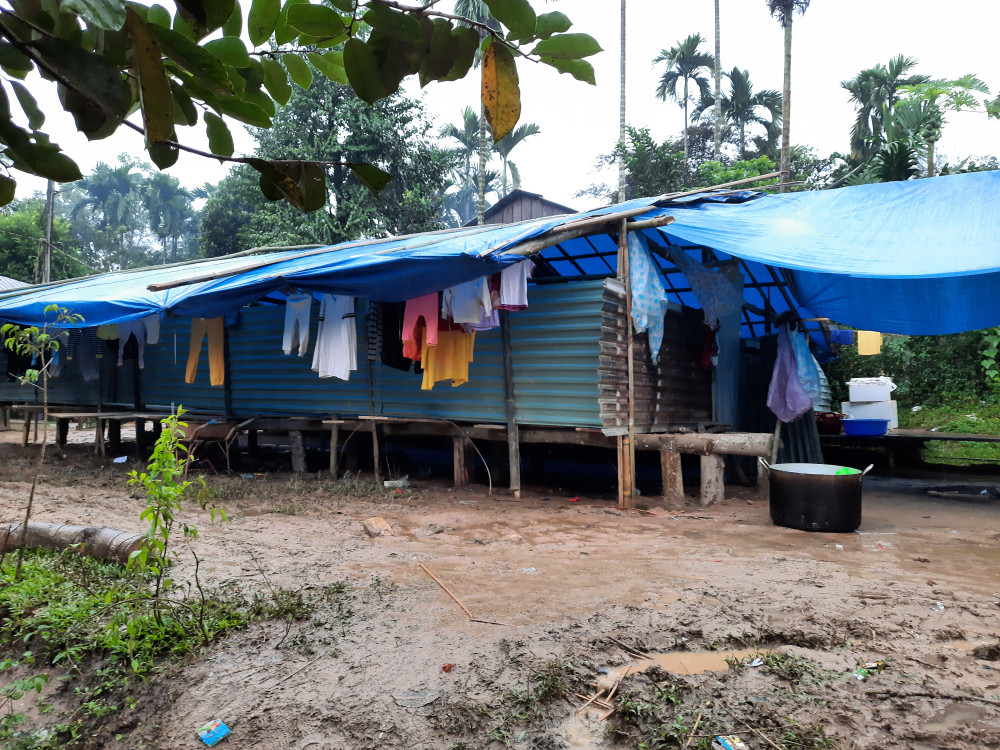Những ngôi nhà tạm được dựng lên cho gần 30 hộ dân tạm thời sinh sống trong mùa mưa bão