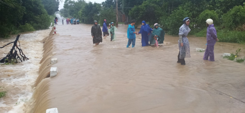 Ban chỉ huy Phòng chống thiên tai và Tìm kiếm cứu nạn Phú Yên cho biết, do ảnh hưởng của cơn bão số 12, trên địa bàn tỉnh đang có gió cấp 8, giật cấp 9, lượng mưa phổ biến từ 50-229mm. Thủy điện Sông Ba Hạ đang xả lũ 1.000m3/s.