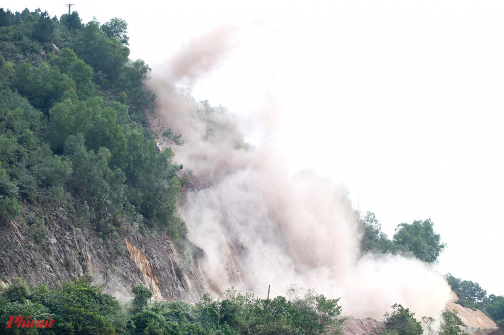 Việc nổ mìn dự kiến sẽ xử lý gần 1.300 m3 đá cuội, và đá tảng đang treo trên mái Rú Nguộc. 