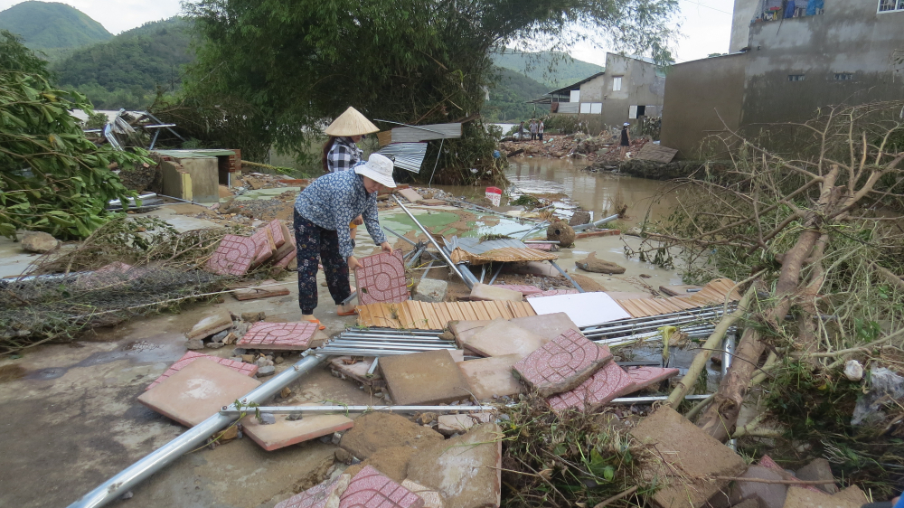 Ngôi nhà ở khu phố Long An, thị trấn La Hai bị đổ sập hoàn toàn