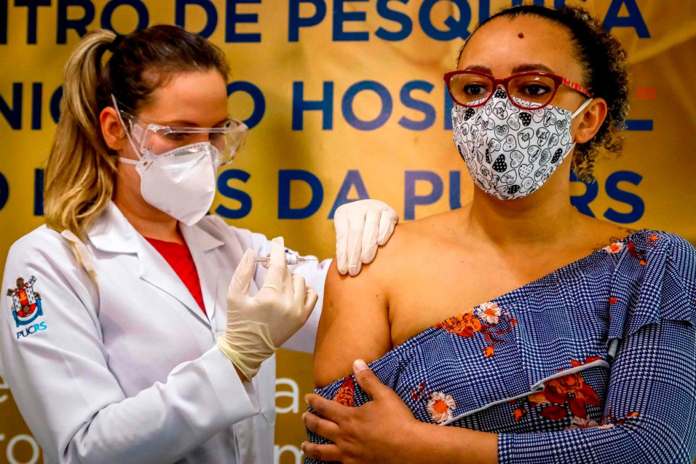 Một tình nguyện viên đang tiêm mũi vắc-xin COVID-19 do công ty Sinovac (Trung Quốc) điều chế - Ảnh: SILVIO AVILA/AGENCE FRANCE-PRESSE/GETTY IMAGES