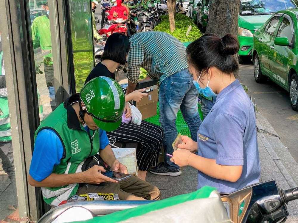 Anh Hùng cho biết, bắt đầu chuẩn bị hàng từ sáng đến hơn gần 15h anh đã giao hơn 100 đơn tại TPHCM, trong đó có rất nhiều đơn hàng của ngày 0 đồng, khuyến mãi đặc biệt của 'ngày độc thân' 11/11 của shop trên các sàn TMĐT.