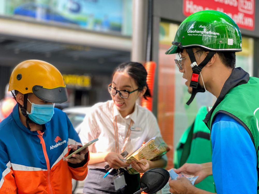 Trong hôm nay (11/11) khách hàng rất tích cực đặt mua hàng, vì hấu hết các cửa hàng, sàn TMĐT,... đều tung chiêu khuyến mãi đặc biệt như giảm giá từ 30-80%, miễn phí vận chuyến, hãy các sàn TMĐT tung các chương trình 'đơn hàng 0 đồng',... cho khách.