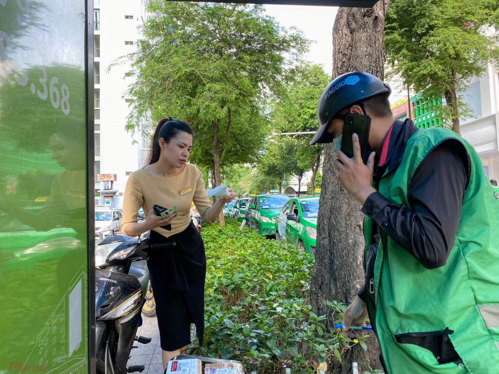 'Để tránh việc ùn ứ đơn hàng vì hôm nay là ngày chính 'săn sale' nên phải giải tranh thủ giao có đơn hàng giao nhanh (trong 2 tiếng), đơn hàng 2-3 ngày nhưng tôi phải gắng giao luôn trong hôm nay để tránh việc ngày mai giao không hết', anh Hùng nói.