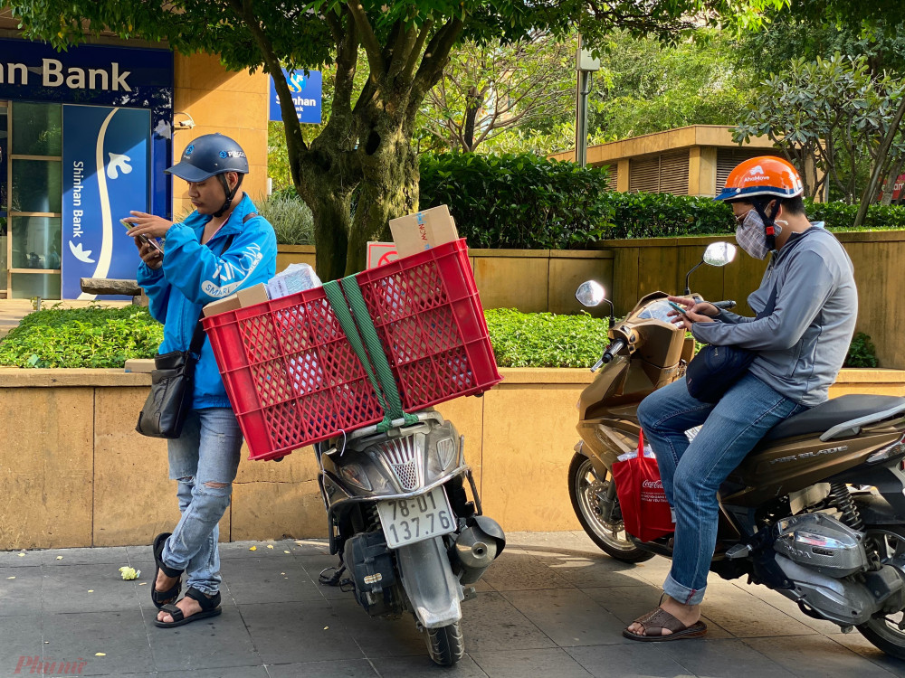 Theo một shipper có tên Thắng tiết lộ trong những ngày khuyến mãi đặc biệt của các sàn TMĐT, như 9/9, 11/11, hay các dịp cuối năm lượng đơn hàng rất nhiều, mỗi shipper có kinh nghiệm như giao hàng theo cụm, sắp xếp hàng của một điểm giao một lần, có thể mỗi ngày giao lên đến 200 đơn, trung bình các đơn hàng nội thành khoảng từ 15.000-20.000 đồng, xa hơn khoảng 30.000 đồng, chưa kể các đơn giao gấp phải từ 2 