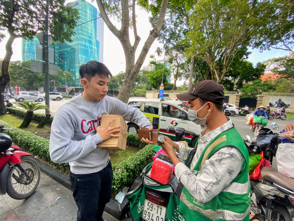 'Những ngày đặc biệt, chịu giao cũng kiếm hơn 2 triệu (đã trừ chiếc khấu) chứ không ít, nên phải tranh thủ chạy thật nhiều đơn vào những ngày này', anh Thắng chia sẻ.