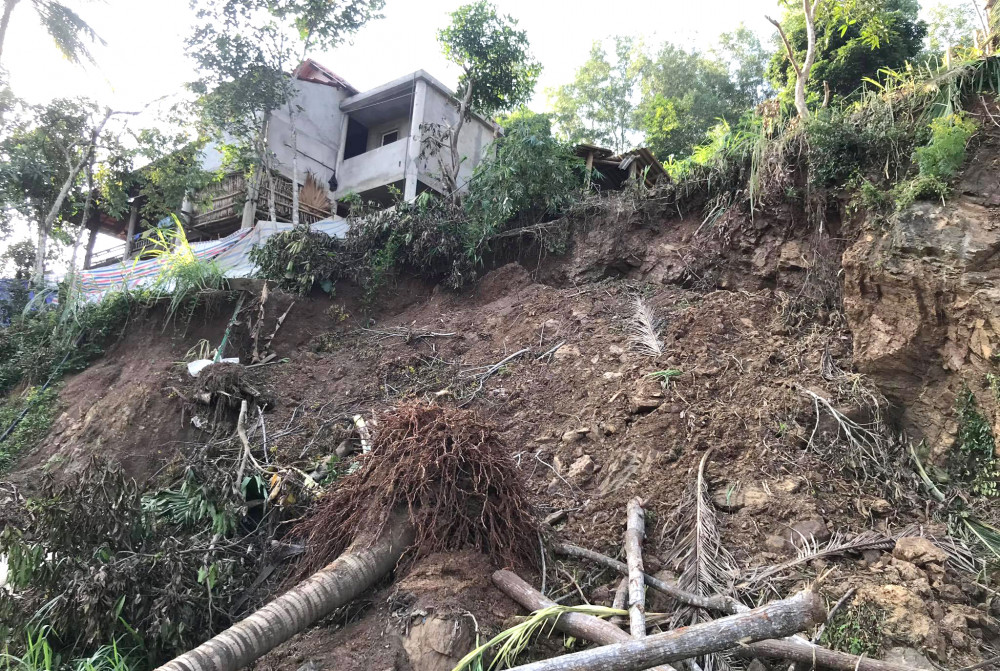 Một số ngôi nhà bị sạt lở lấn sát, nguy cơ đổ sập xuống sông