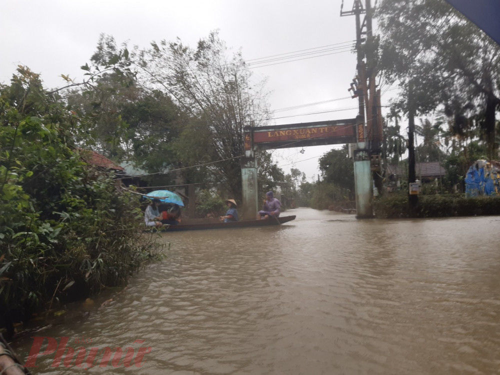 Đã hơn 30 ngày trôi qua, mọi con đường từ trụ sở UBND xã Quảng Phú về thôn Xuân Tùy và các làng lân cận bị nước lũ liên tiếp bủa vây khắp làng