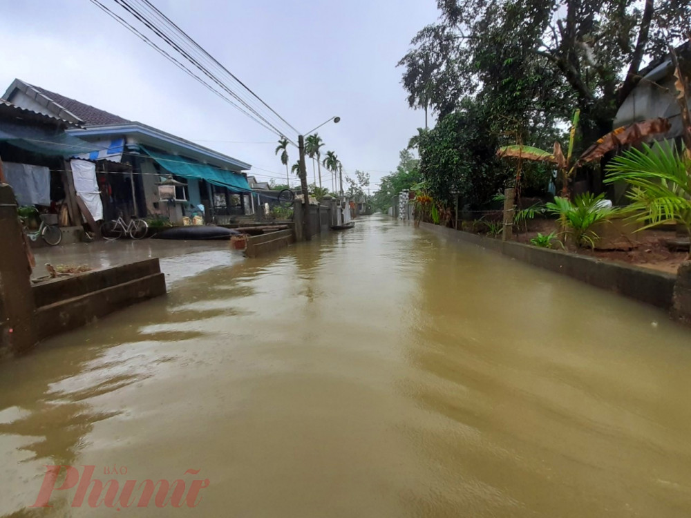 Ở đây vào mùa này, nước lũ ra khỏi đường rồi lại lên cao vào lại nhà  đã trở thành 'chuyện cơm bữa' 