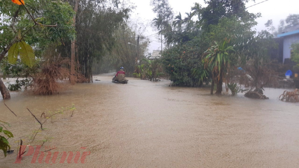 Những ngày qua, chính quyền địa phương phải dùng thuyền để cứu trợ mì tôm và thực phẩm giúp dân để vơi đi chút khó khăn do lũ chồng lũ  