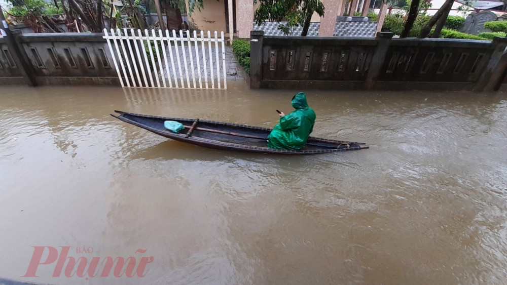 Làng Xuân Tùy có hơn 500 người dân, ở quen riết với lũ nên dù mưa trắng xóa trời, hay lũ cuồn cuộn chảy xiết bà con cũng tìm cách thích ứng sống chung với lũ dài ngày