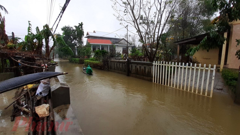 Toàn bộ Quảng Phú có hơn 3.000 hộ dân thì gần như tất cả đều bị ngập trong đó Xuân Tùy được mệnh danh là “rốn lũ” ở xã này cả tháng 