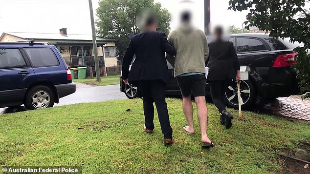 Justin Kenneth Radford (29 tuổi) bị Cảnh sát Liên bang Úc bắt giữ vào tháng 2/2020 vì các cáo buộc quay phim lạm dụng tình dục trẻ em