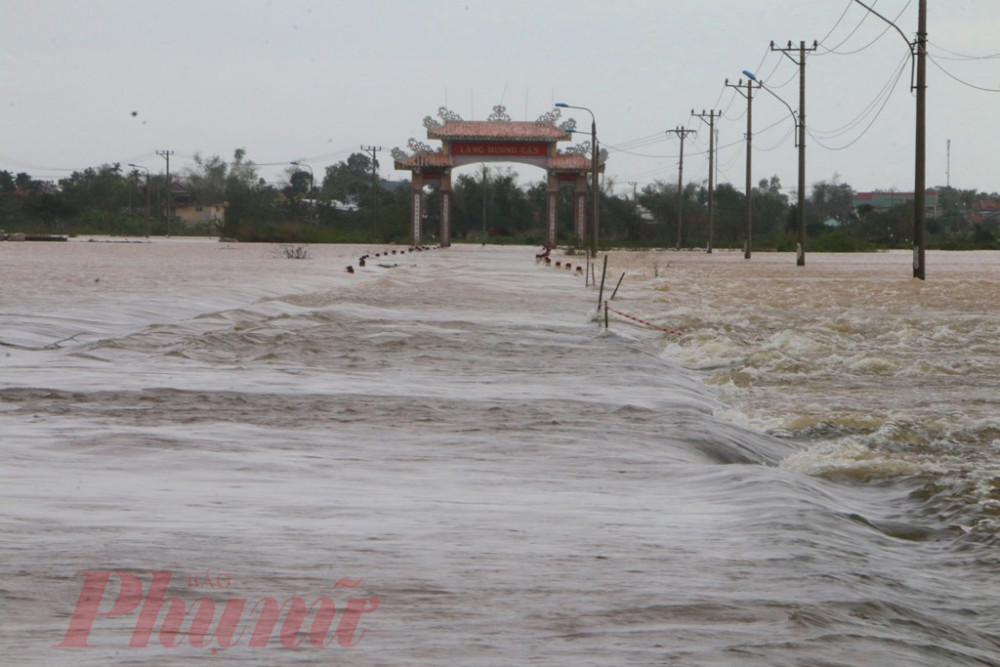 Có mặt tại làng Hương Cần, xã Hương Toàn (thị xã Hương Trà, Thừa Thiên - Huế) phóng viên Báo Phụ Nữ TPHCM nhận thấy toàn bộ ngôi làng này đã bị nước lũ 'bao vây, có nơi ngập sâu đến 1,5m.