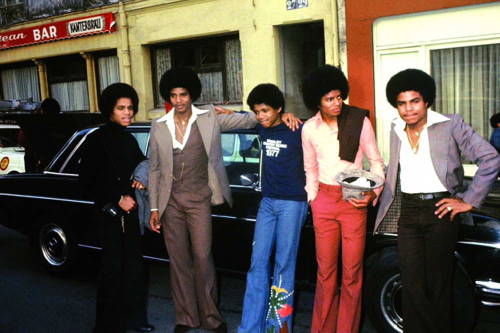 Nhóm nhạc gia đình The Jackson 5 và  mốt quần ống loe (ảnh chụp tại Paris năm 1977)