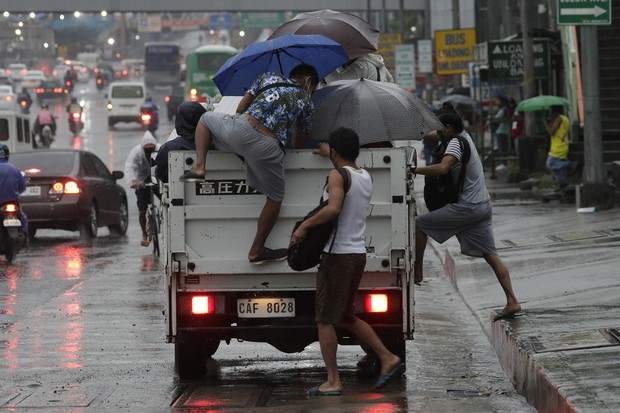 Chạy bão trong mùa COVID-19 - Ảnh: Getty Images