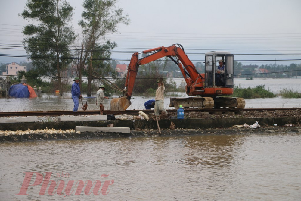 Do nước lũ dâng cao khiến tuyến đường sắt Bắc  (đoạn đi qua phường Hương Văn) bị hư hỏng hiện các công nhân đang nỗ lực khắc phục sự cố