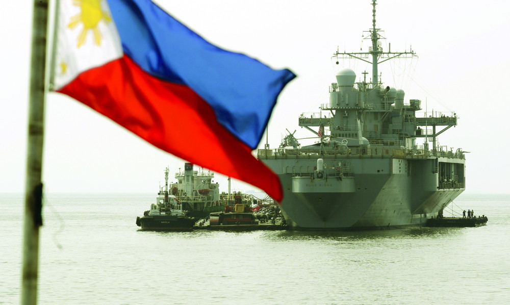 Chiến hạm USS Blue Ridge (LCC-19) neo ngoài khơi Vịnh Manila năm 2019 - Ảnh: AP
