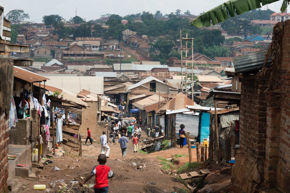 Một khu ổ chuột ở thủ đô Kampala nơi tỷ lệ trẻ em và thanh niên nghiện ngập cao đến mức báo động