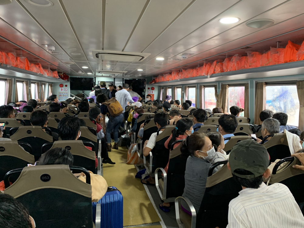 Phương tiện vận tải hành khách tuyến Sa Kỳ - Lý Sơn và ngược lại khi vùng biển Quảng Ngãi có gió cấp 6 trở lên bị nghiêm cấm ra khơi