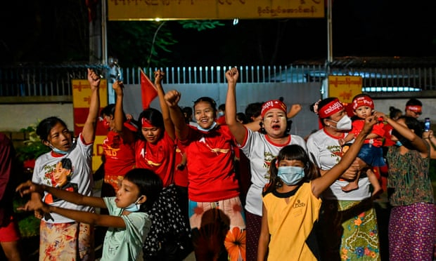 Những người ủng hộ đảng Liên đoàn Quốc gia vì Dân chủ (NLD) ăn mừng trước nhà bà San Suu Kyi ở Yangon sau thắng lợi của đảng trong cuộc tổng tuyển cử ngày 8/11 - Ảnh: AFP/Getty Images