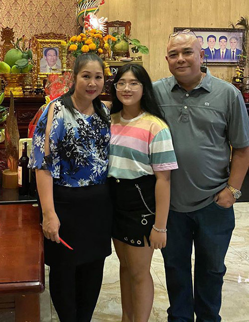 Nghệ sĩ Hồng Vân cùng chồng Lê Tuấn Anh và con gái Bí Ngô. Ảnh: Mắt Sài Gòn cung cấp