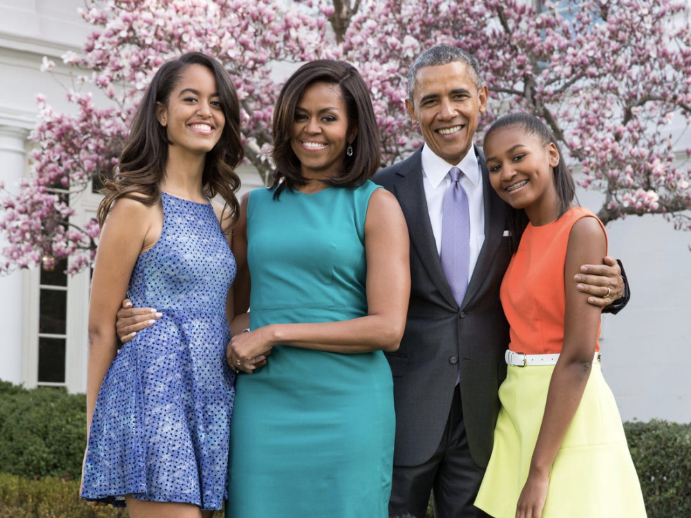 Vợ chồng Obama và 2 cô con gái.
