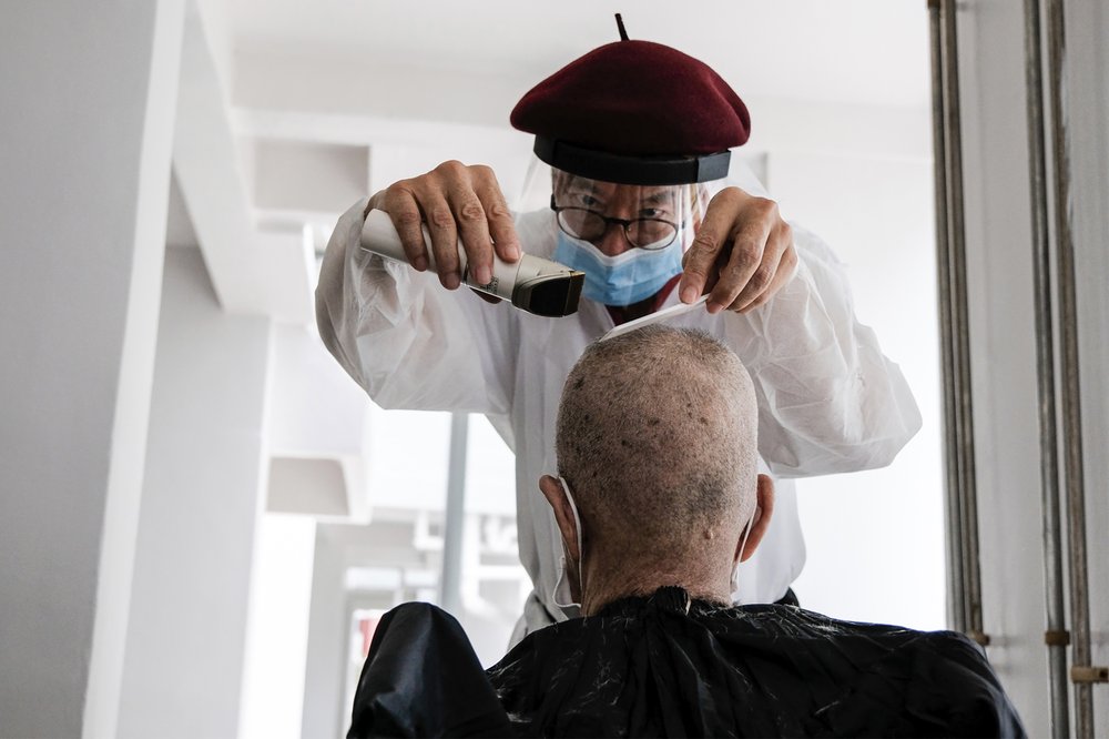 Ông Mark Yuen chọn cắt tóc để giúp những người già cô đơn bớt đi nỗi buồn giữa đại dịch.