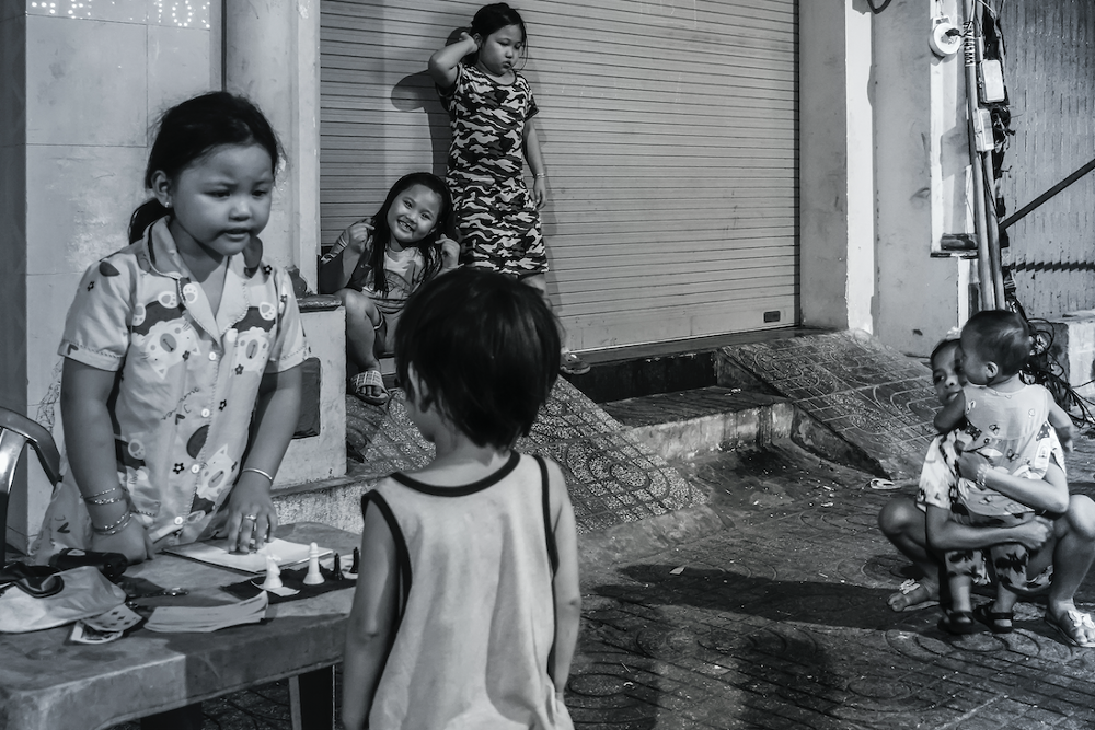Các em bé vui chơi thuộc bộ ảnh Children of Vietnam Black and Night 