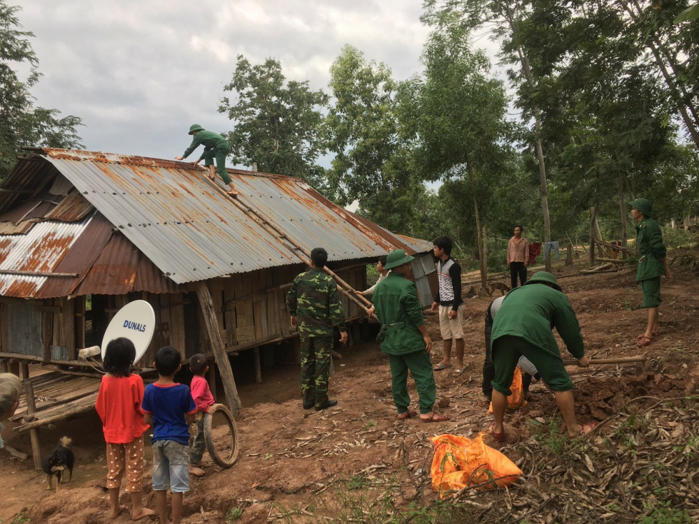Bộ đội Biên phòng thuộc Đồn Thuận tranh thru thời gian bão 13 chưa đổ bộ lợp lại mái nhà con bà con trong bản tránh bão