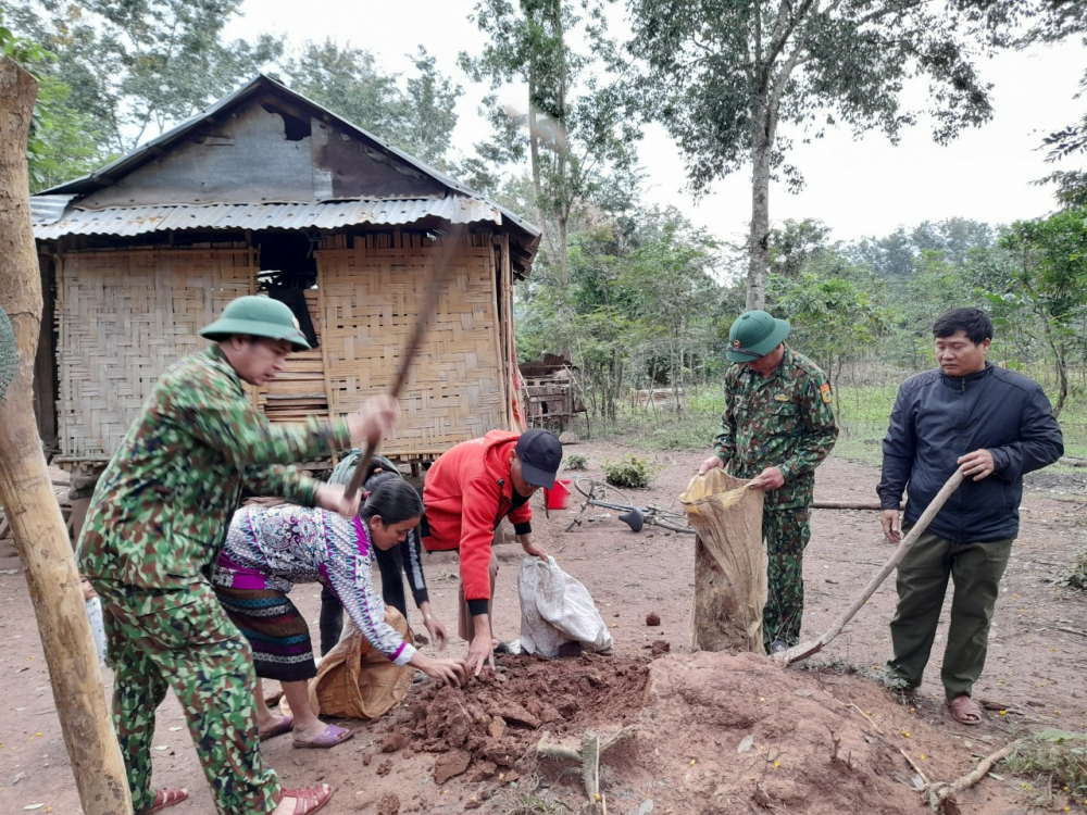 Bộ độ biên phòng giúp bà con xã Thuận, huyện Hướng Hóa chằng chống nhà cửa. chủ yếu là người đồng bào Pa Cô, Cơ Tư.