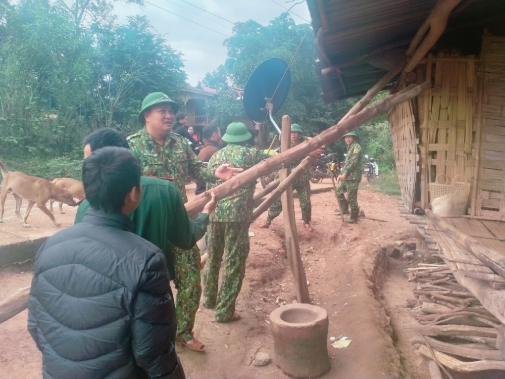 lực lượng chức năng vào tận bản làng để tuyên tuyền người dân chủ động chống bão, vận động bà con vùng nguy hiểm sơ tán đến nơi an toàn.