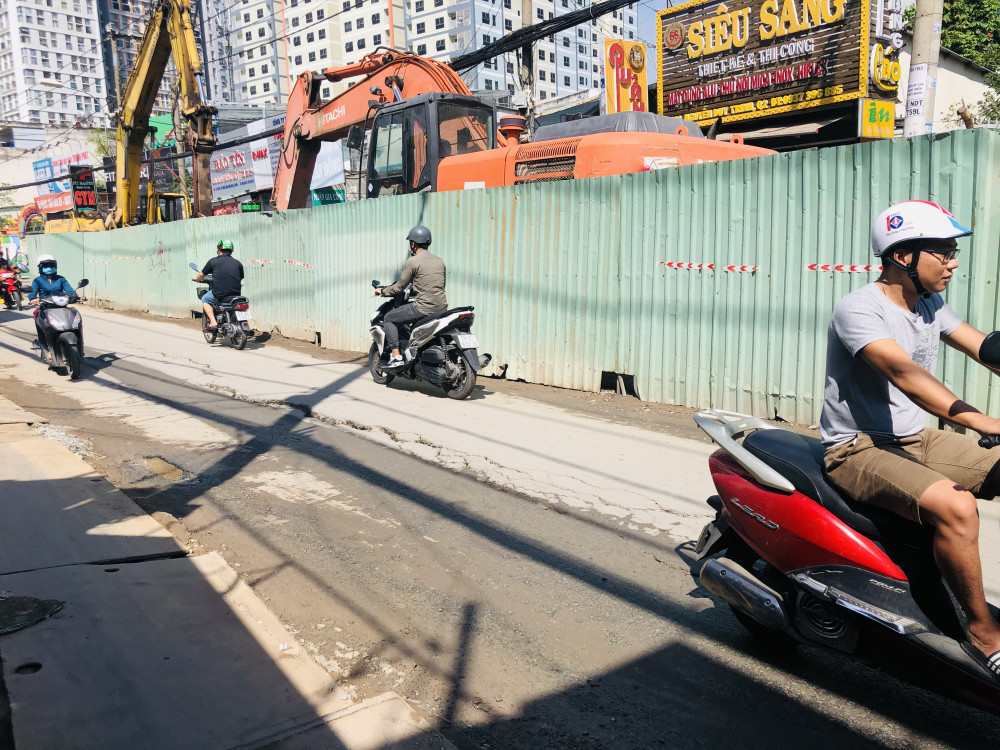 Mặt đường Nguyễn Duy Trinh bị nứt do thi công công trình Vệ sinh môi trường Thành phố