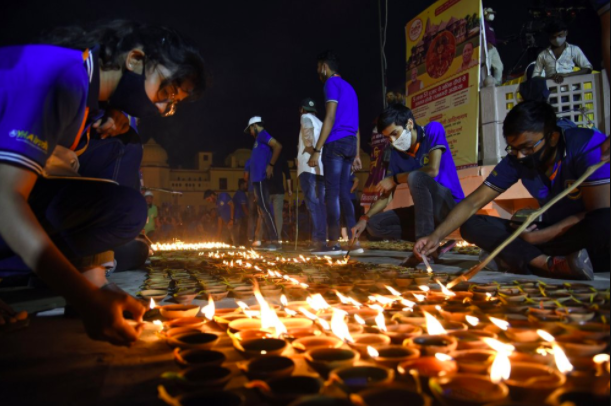 Mọi người thắp đèn trên bờ sông Saryu ở Ayodhya, Ấn Độ, 