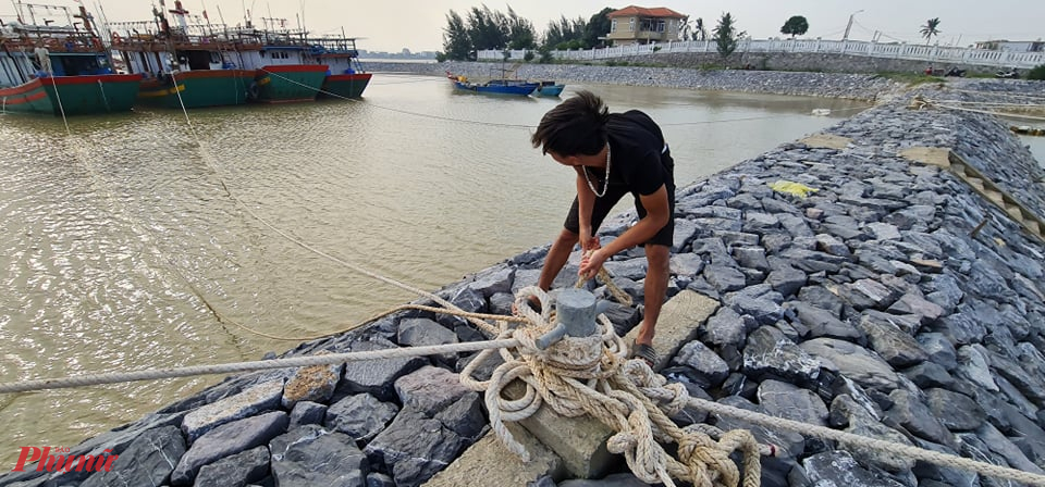 Tàu thuyền neo đậu an toàn tại khu tránh trú bão biển Nhật Lệ tỉnh Quảng Bình