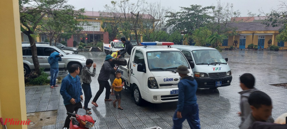 Khẩn trương đưa người dân vùng thấp trũng, ven biển huyện Phú Vang vào nơi tránh trũ bão an toàn