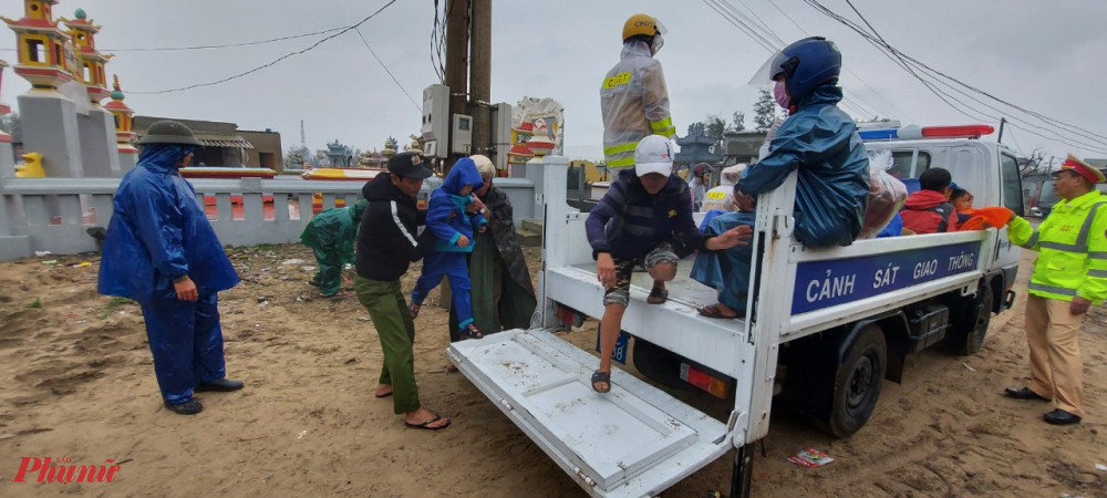 Vịiệc  di dời dân vùng thấp trũng đang được thực hiện quyết liệt tại thị trấn Thuận An (huyện Phú Vang)