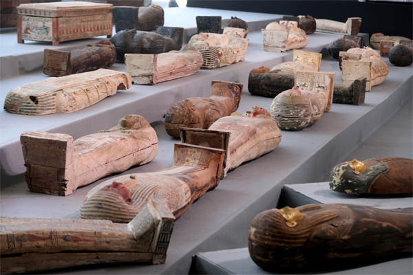 Những cỗ quan tài được chôn cất từ cách đây hơn 2.500 năm đang được trưng bày tại Ai Cập từ ngày 14/11/2020 - Ảnh: Reuters