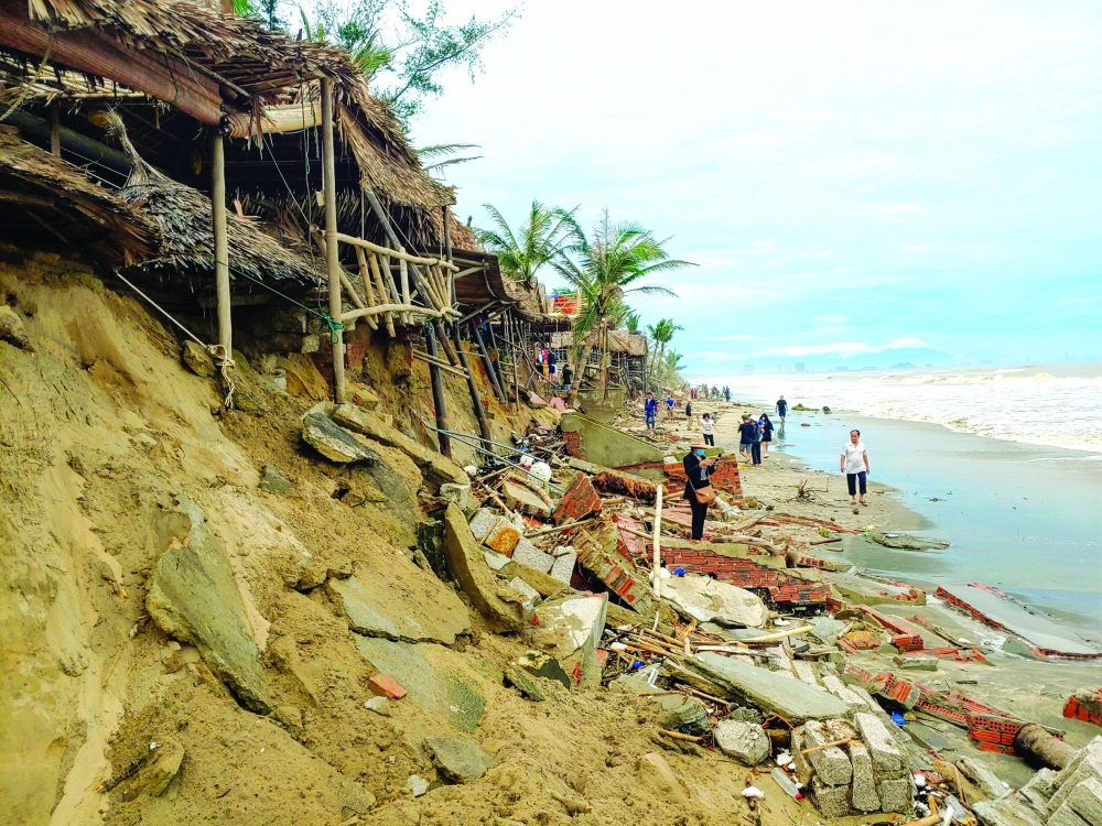 Cảnh đổ ná t ven biển ở TP.Hội An sau bão số 13 ẢNH: LÊ ĐÌNH DŨNG