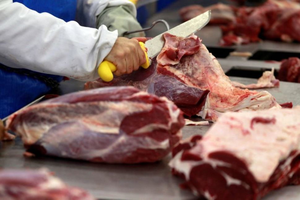 Công nhân Brazil pha chế thịt bò tại lò mổ Marfrig Group ở Promissao, cách Sao Paulo 500 km về phía tây bắc - Ảnh: Reuters