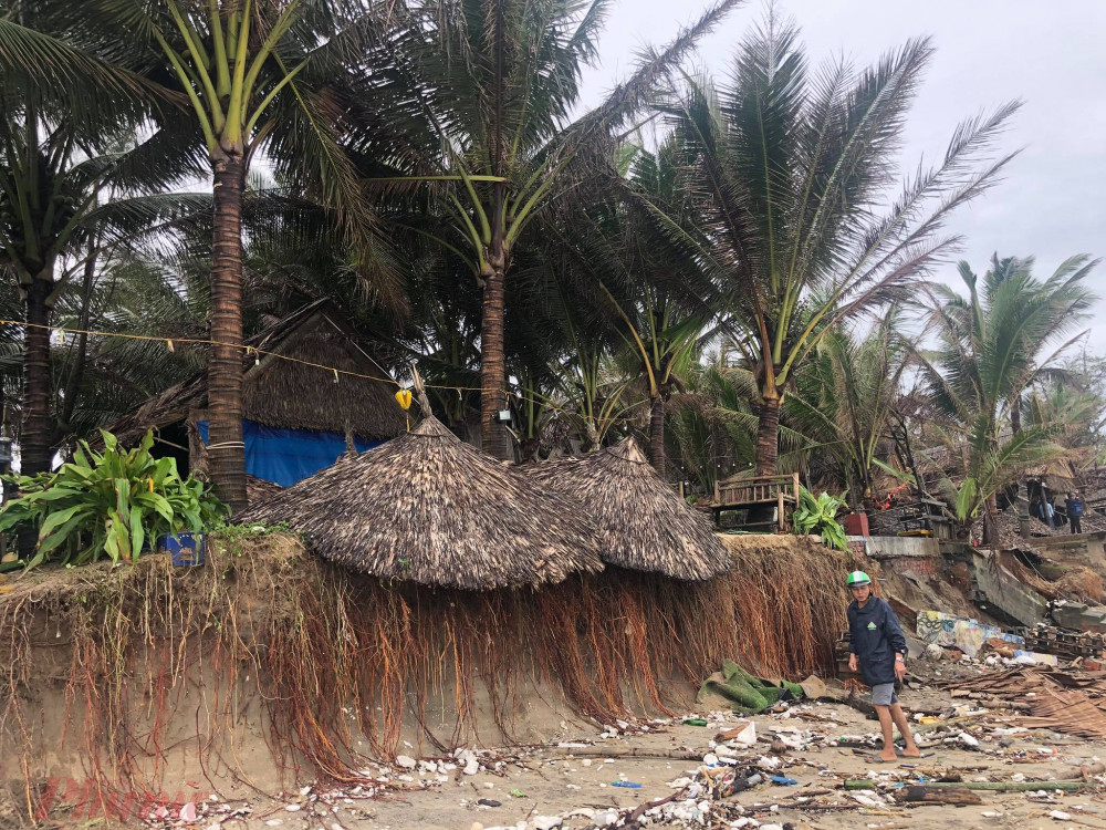 Hàng loạt quán sá ở ven biển An Bàng bị đánh sập, cuốn trôi