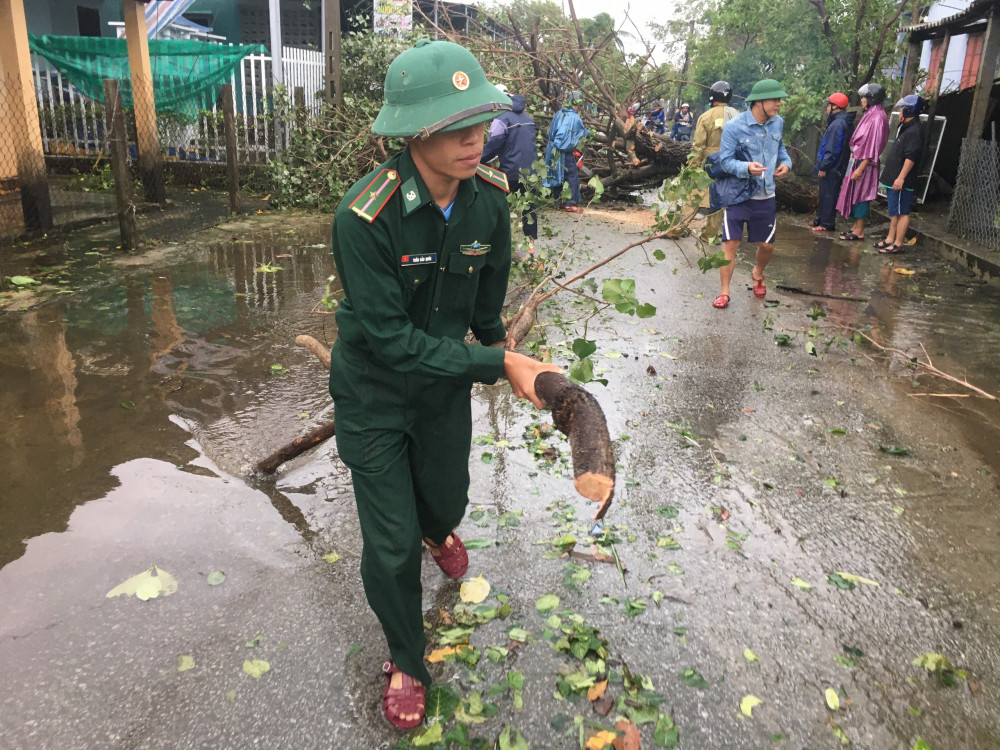 Bộ đội Biên phòng giúp người dân thu dọn dẹp cây ngã đổ sau bão số 13