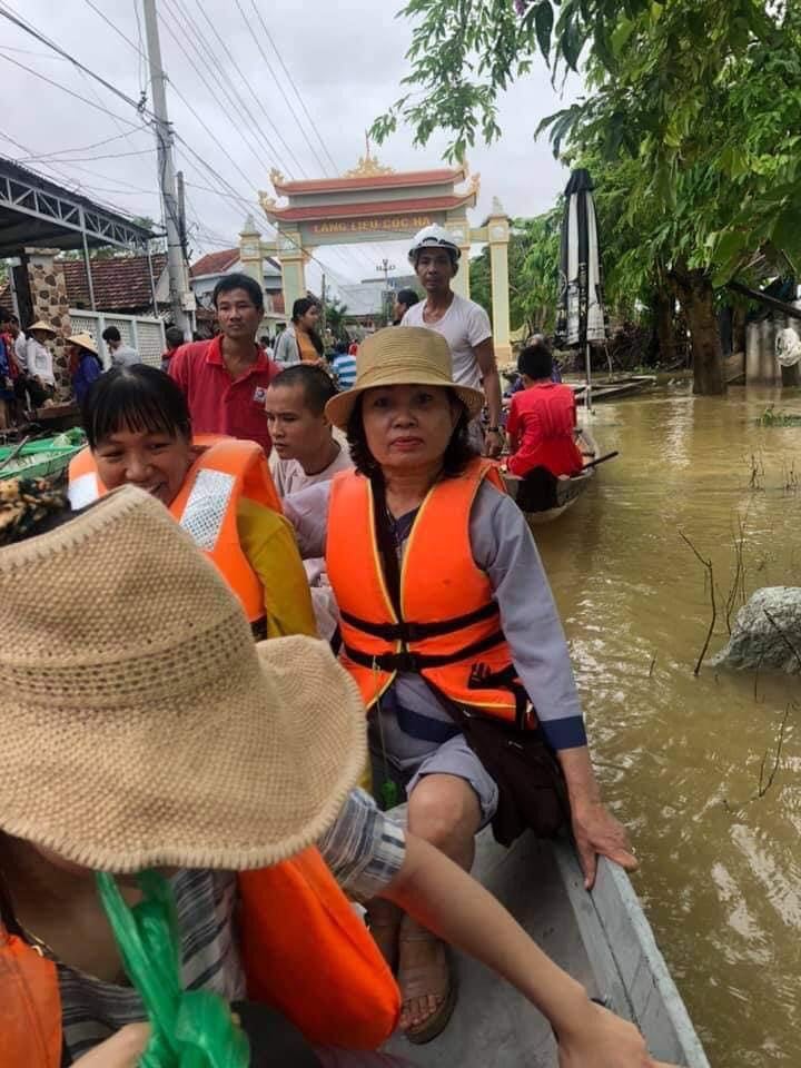 Lội bùn, đi ghe, những người phụ nữ ấy đã không còn biết mệt (Ảnh nhân vật cung cấp)